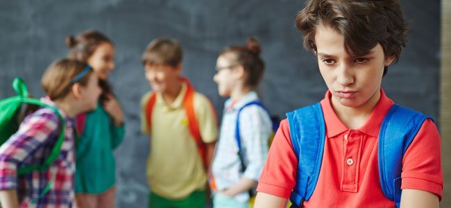 menino se sentindo excluído do grupo social