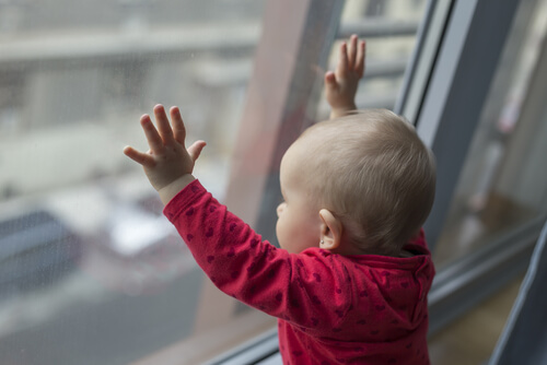 Criança olhando pela janela