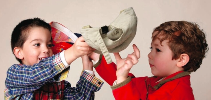 crianças trocando bonés, isso não ajuda a evitar os piolhos