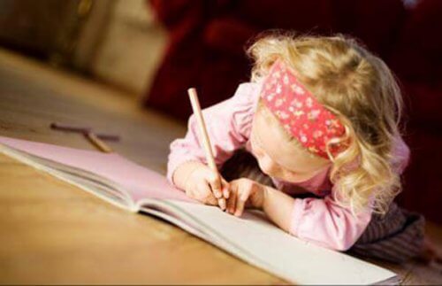 menina escrevendo em seu caderno