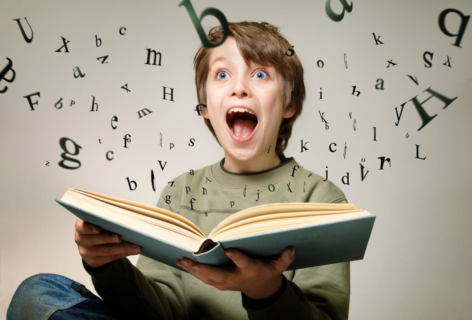 menino imaginando letras saindo de dentro de um livro