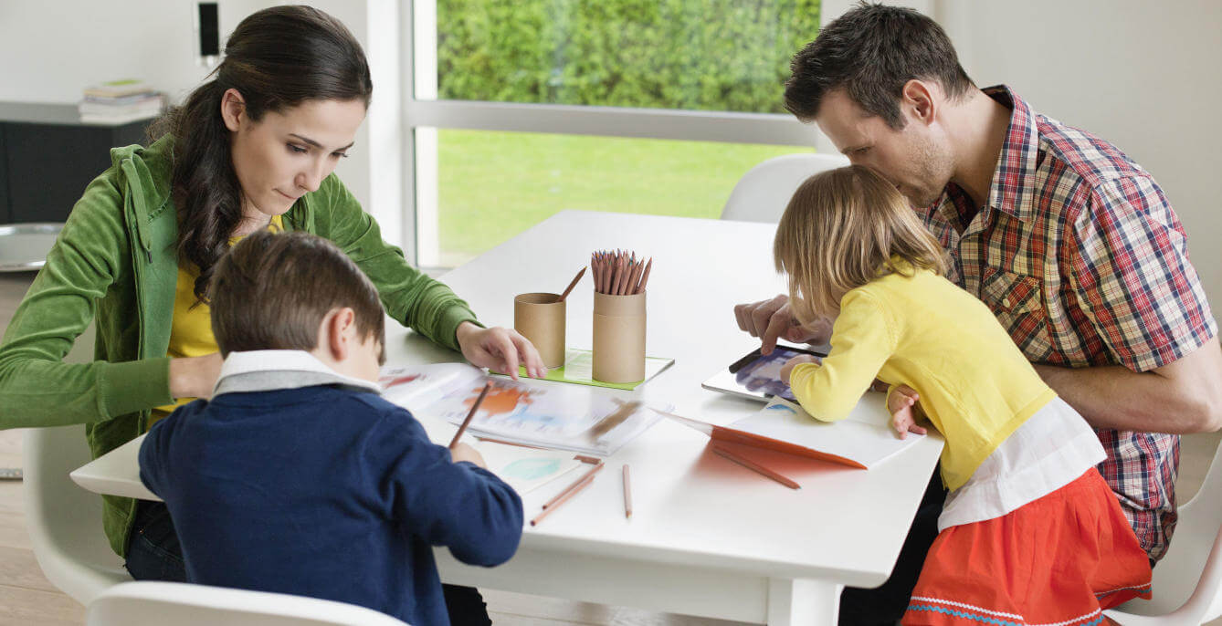 Pais ajudando filho nas lições de casa