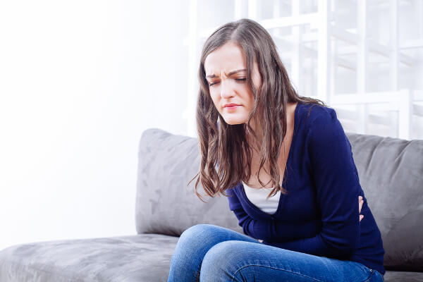 Mulher com náusea um sintoma da colestase na gravidez
