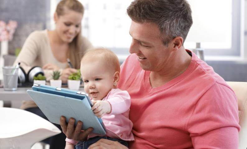 Pai ensinando valores para os filhos