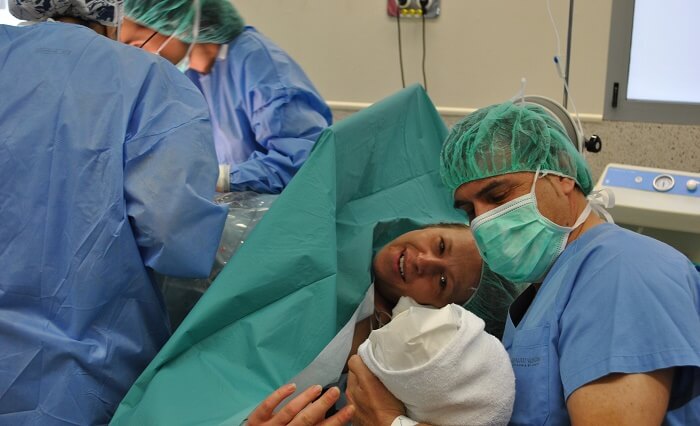 mãe vendo o filho recém-nascido depois do parto normal