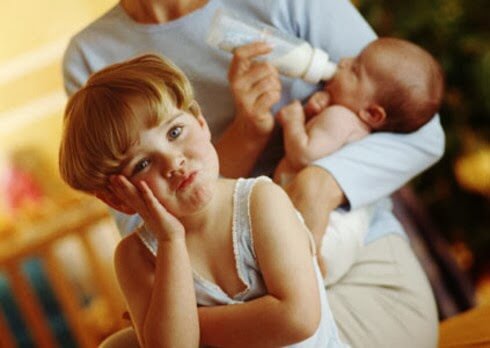 irmão mais velho com ciumes do novo bebê