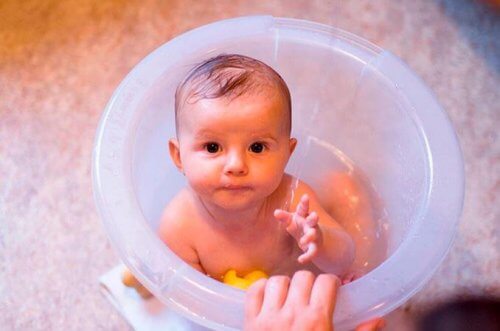 Como deve ser a banheira do bebê?