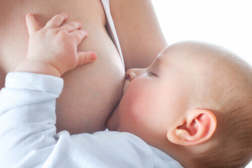 bebê tomando leite no peito faz parte do aleitamento misto