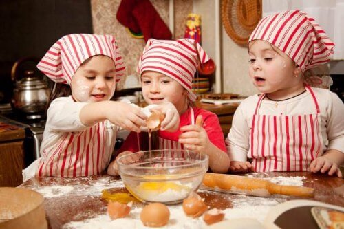 crianças abrindo os ovos na cozinha