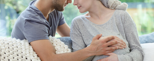 Casal enfrentando o câncer de mama juntos