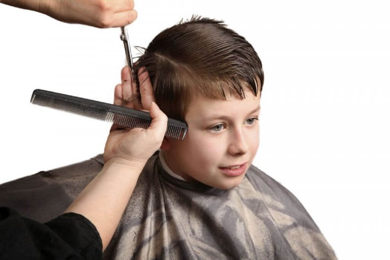 cortando o cabelo do menino