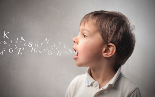 Criança aprendendo a falar trava-línguas