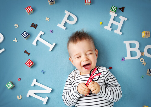 Criança com letras