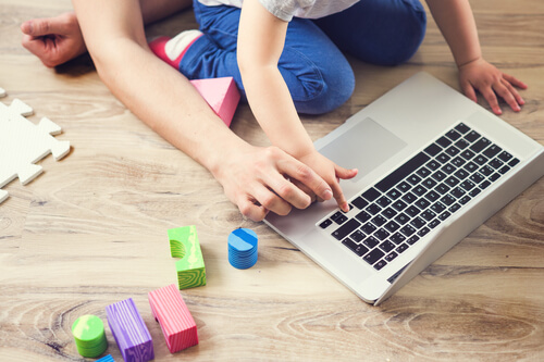 Crianças brincando e aprendendo com o computador