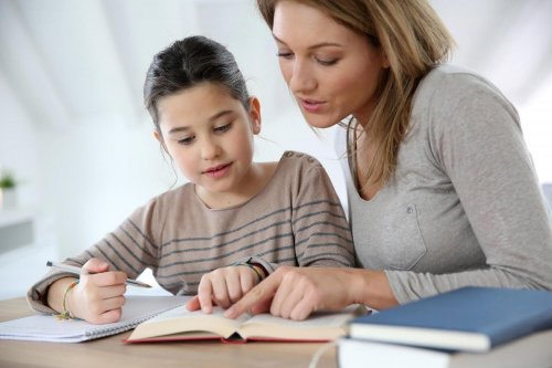 mãe ensinando para a filha, ajudar seu filho a estudar