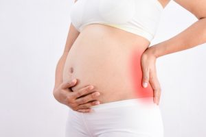 Qual é a causa da dor abdominal na gravidez?