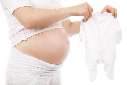 grávida preparando roupinha do bebê é um dos sintomas do pré-parto