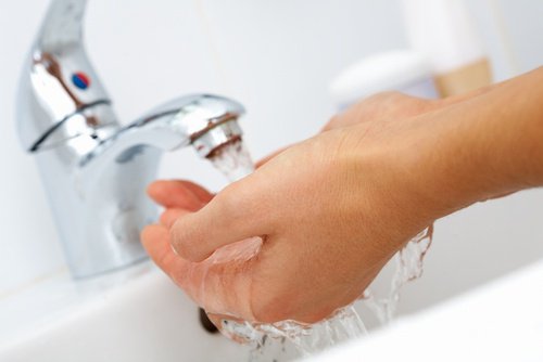 Lavar as mãos para evitar o contágio da conjuntivite