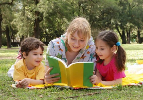 mãe lendo para os filhos, ajudar seu filho a estudar