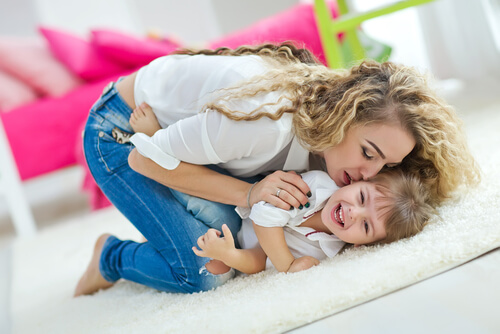Mãe beija a filha. Dificuldades de viver longe da mãe