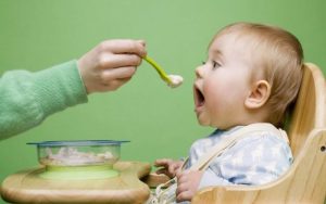 Alimentos para aliviar a dor de estômago nas crianças