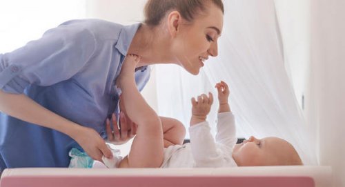 Como manter o bebê tranquilo na hora de trocar a fralda