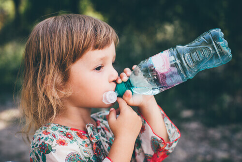 menina bebendo água e a gastroenterite em crianças