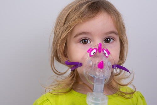 menina fazendo nebulização