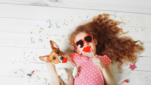 menina 4 anos de idade com cachorrinho