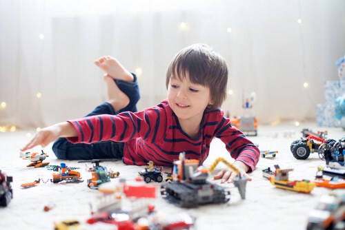 Menino com muitos brinquedos tende a ter o síndrome da criança rica
