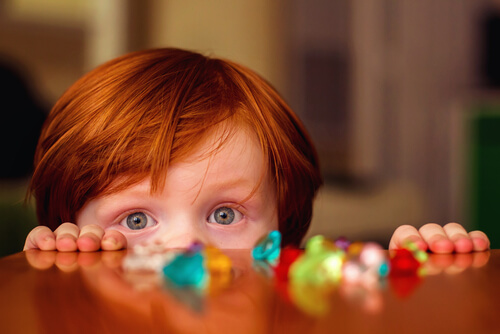 menino ruivo de 4 anos de idade só com os olhos visíveis