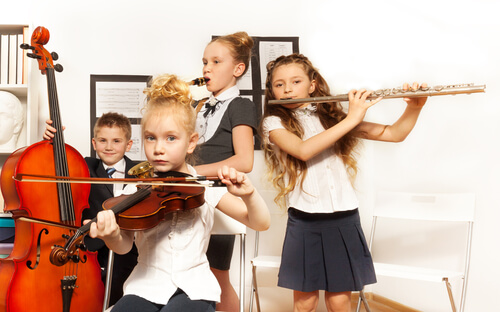 crianças tocando instrumentos variados de música clássica