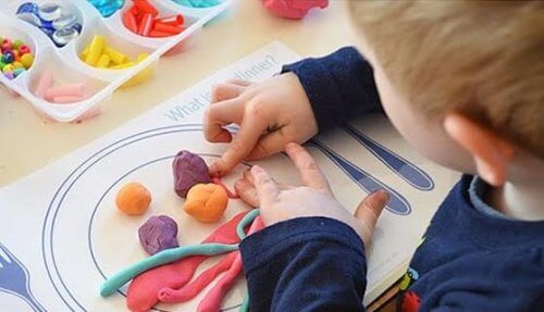 criança brincando com massinha, brincadeiras simples