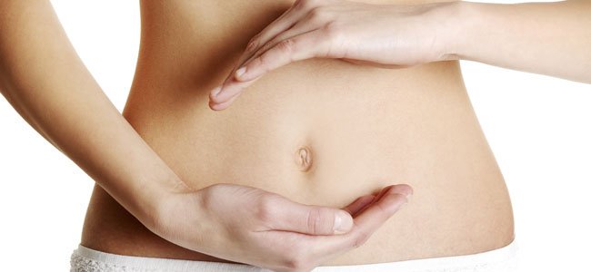 Mulher com mãos no ventre