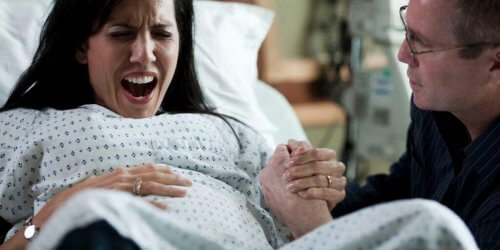 Mulher dando à luz, enfrentando o medo do parto