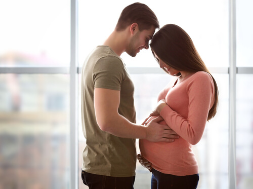mulher grávida com o parceiro é mais fácil de enfrentar o medo do parto