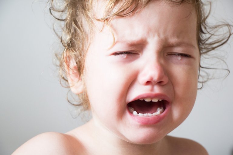 bebê chorando porque não consegue dormir