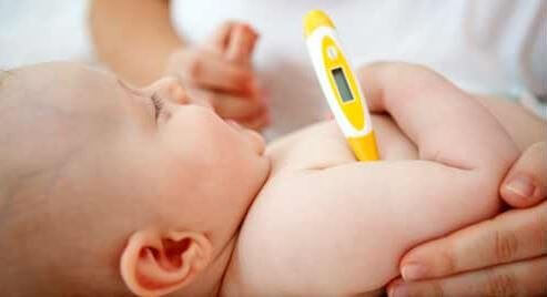 termômetro para medir e tentar diminuir a febre do bebê