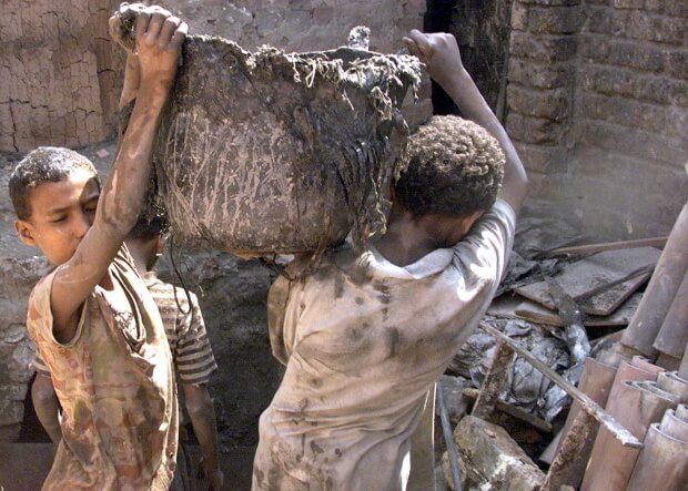 crianças trabalhando