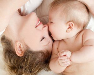 Segundo mês de vida do bebê: conhecendo o corpinho