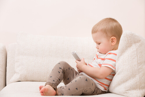 Bebê usando o celular, é preciso proibir os smartphones para as crianças