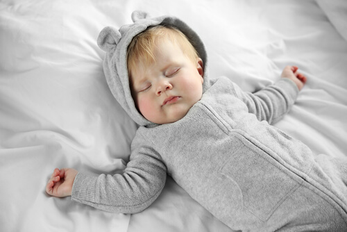 Por que os bebês não devem usar travesseiro?