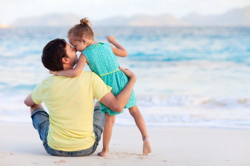 pai e filha na praia