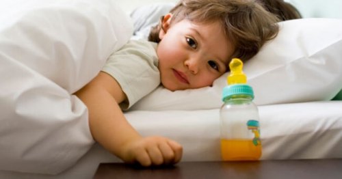 Criança com mamadeira como começar o desmame noturno