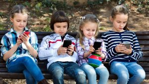 8 razões para proibir os smartphones para crianças menores de 12 anos