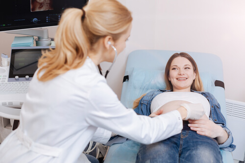 doutora examinando mulher grávida