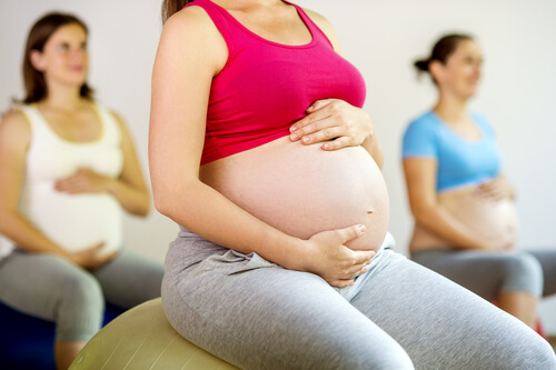 grávida fazendo exercício