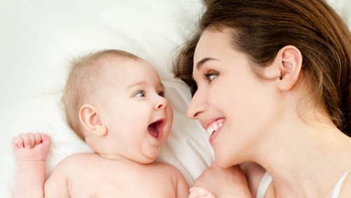 mãe e filho sorrindo