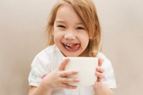 menina bebendo café feliz