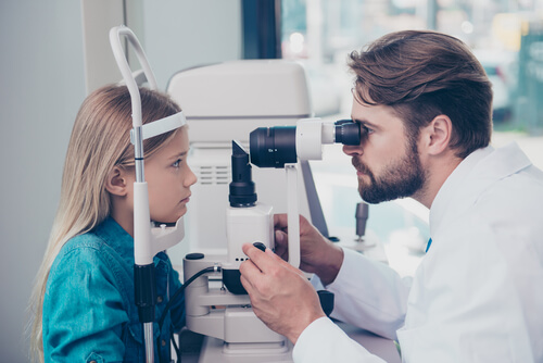 para identificar o astigmatismo nas crianças é importante visitar o oftalmologista